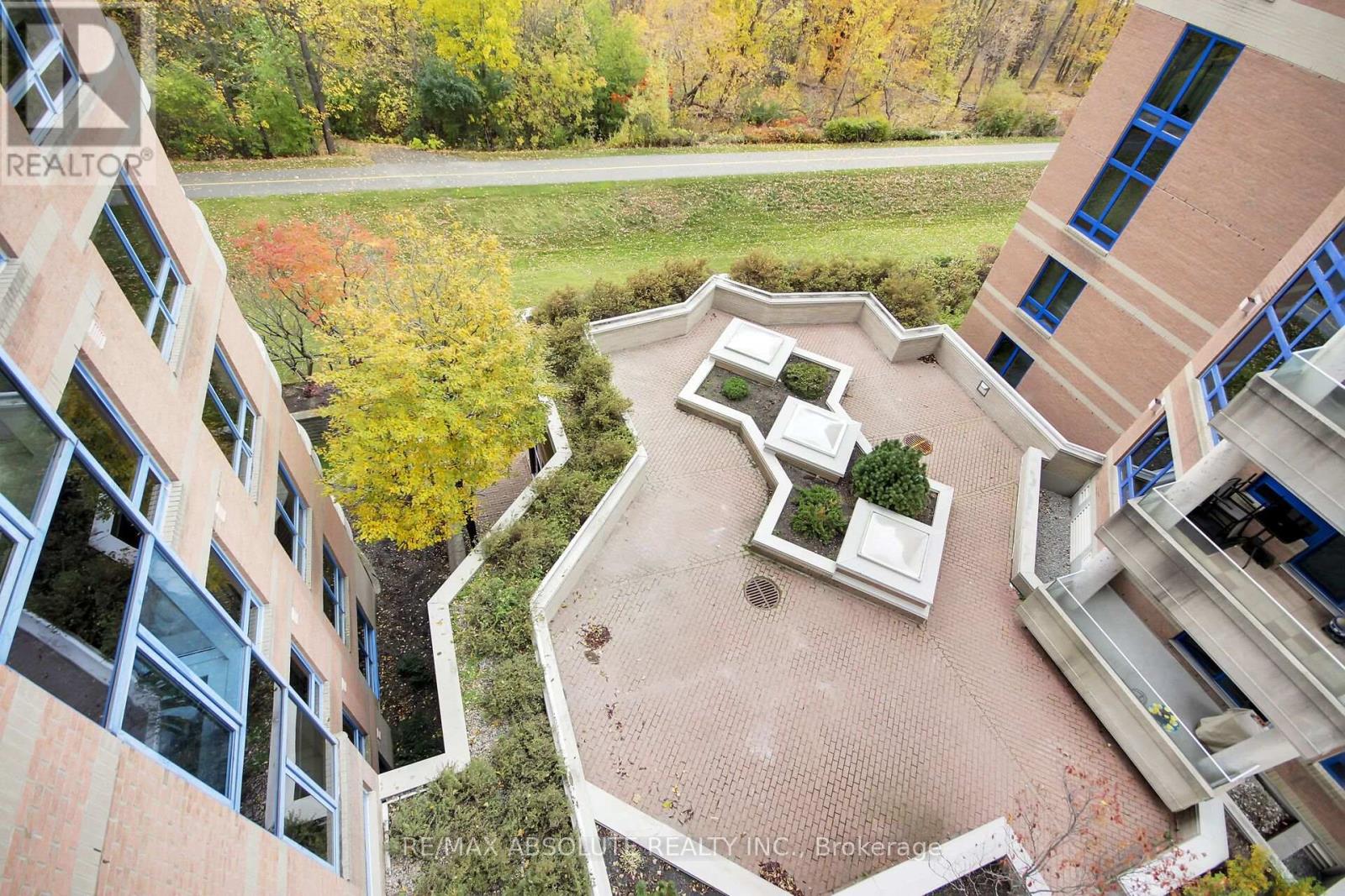 3105 Carling Court Yard