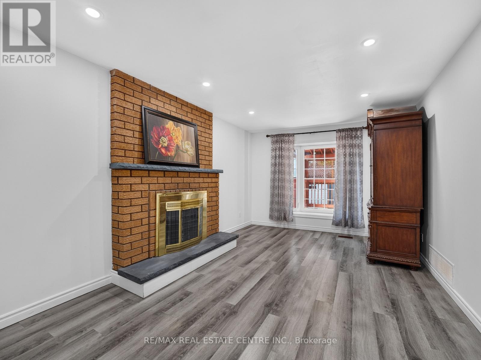 15 HEDGEROW AVENUE - 17