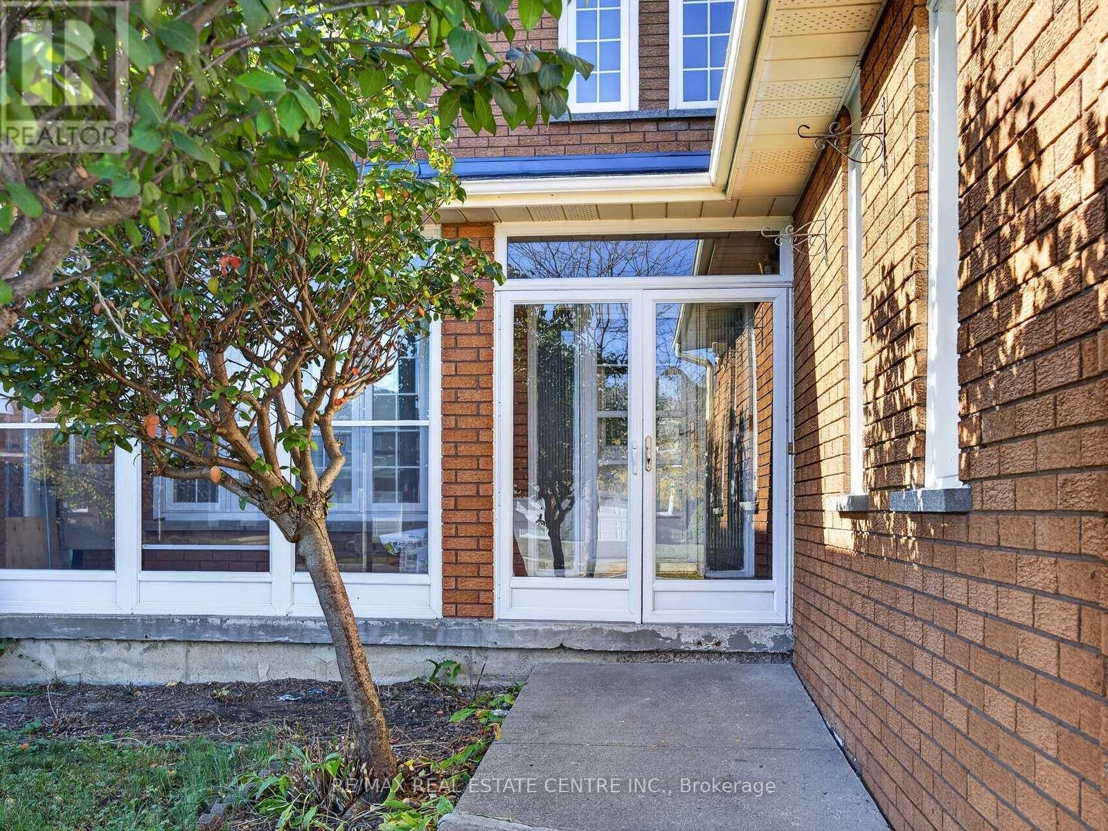 15 Hedgerow Avenue, Brampton, ON photo 3