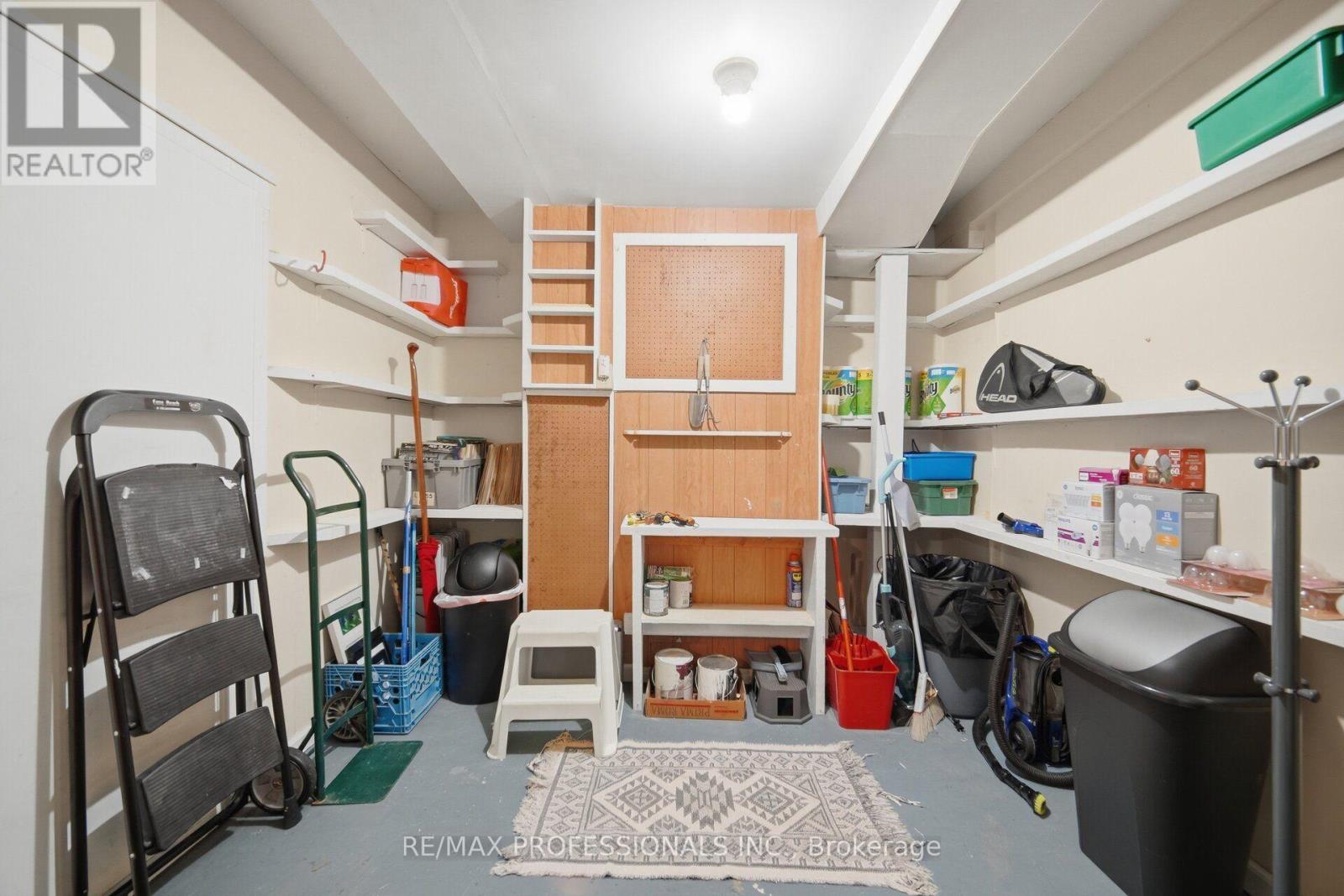 #94 65 OLD BURNHAMTHORPE ROAD - 37