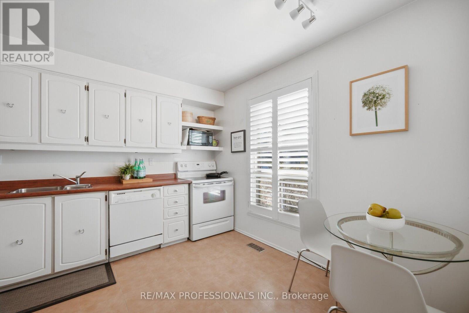 #94 65 OLD BURNHAMTHORPE ROAD - 13