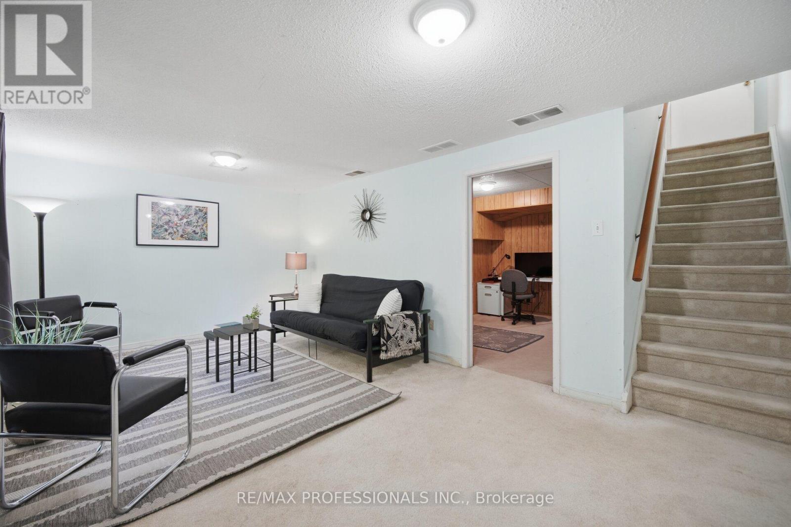 #94 65 OLD BURNHAMTHORPE ROAD - 33