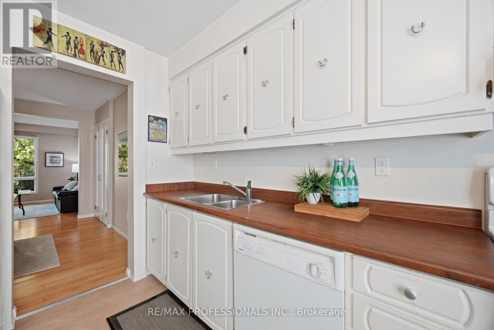 #94 65 OLD BURNHAMTHORPE ROAD - 16