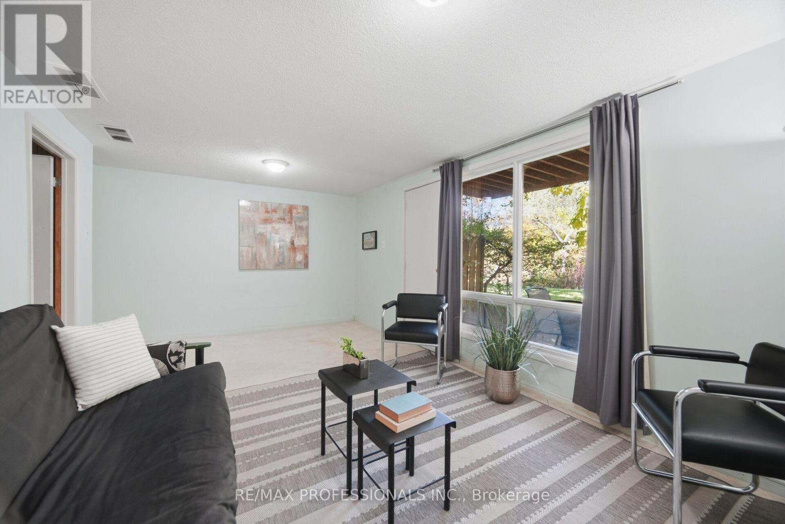 #94 65 OLD BURNHAMTHORPE ROAD - 34