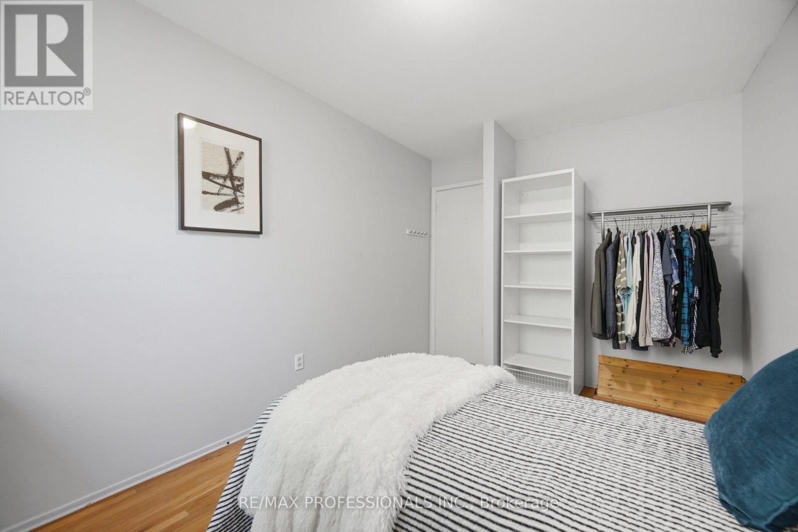#94 65 OLD BURNHAMTHORPE ROAD - 30