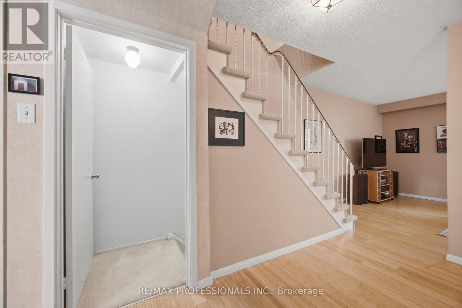 #94 65 OLD BURNHAMTHORPE ROAD - 32