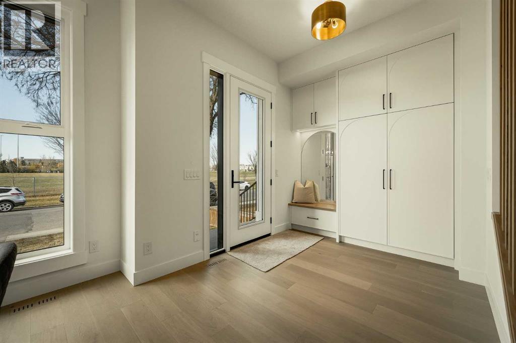 5014 22 Street SW photo 2