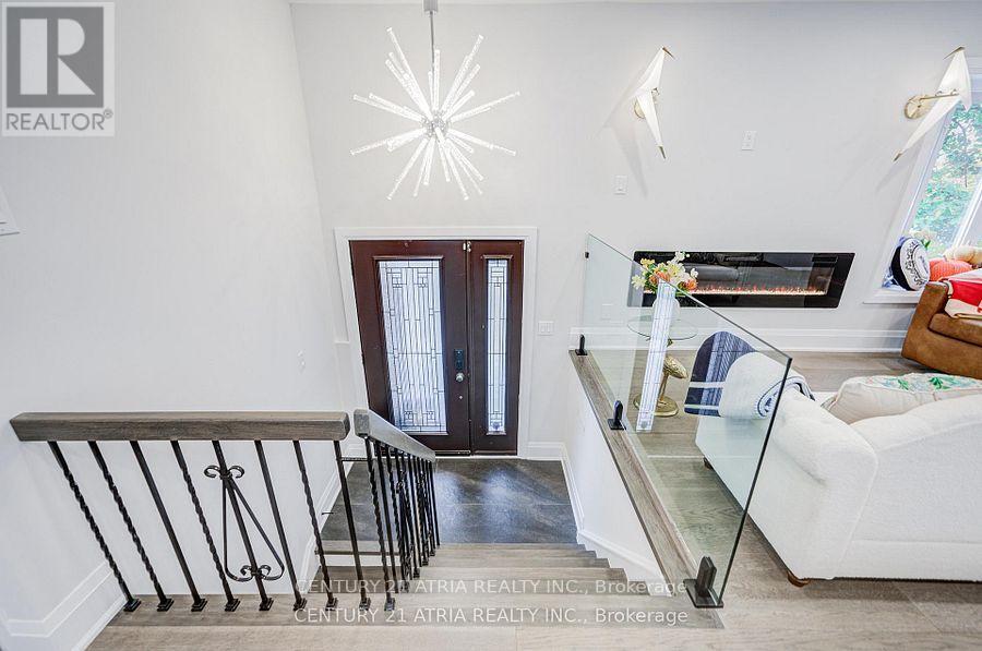 33 SIR BRANDILES PLACE, Markham (Markham Village) — photo 2