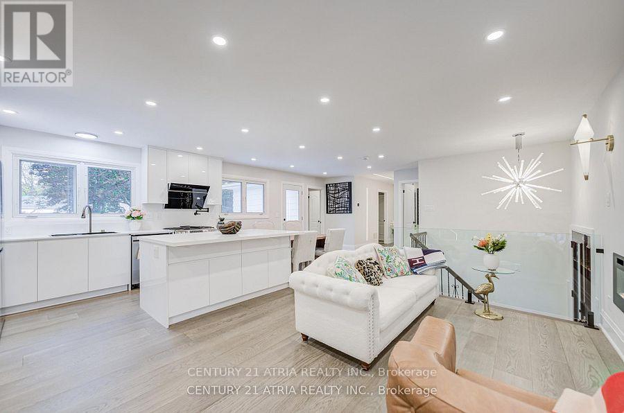 33 SIR BRANDILES PLACE, Markham (Markham Village) — photo 5