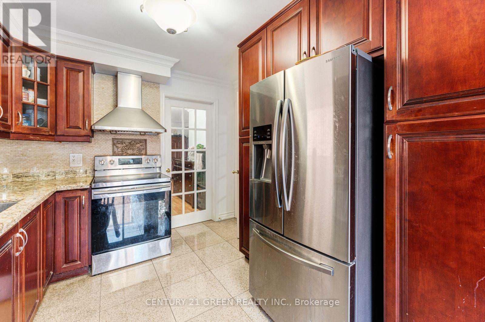 215 KINGKNOLL DRIVE - 21