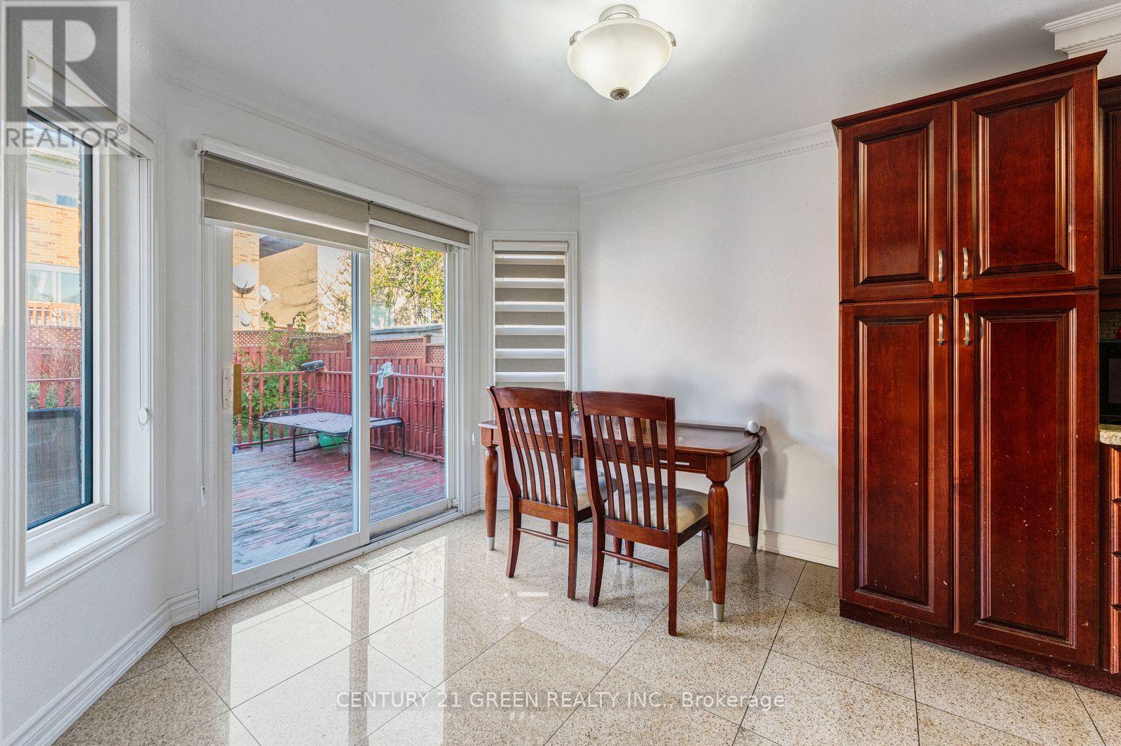 215 KINGKNOLL DRIVE - 17
