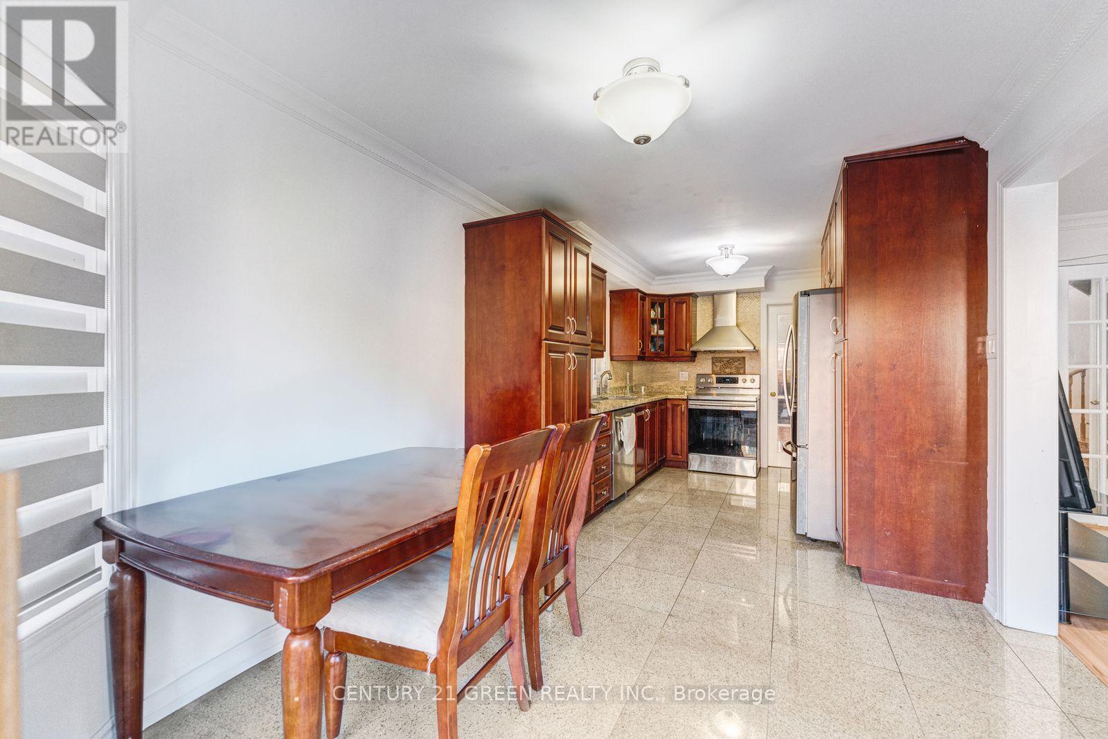 215 KINGKNOLL DRIVE - 23