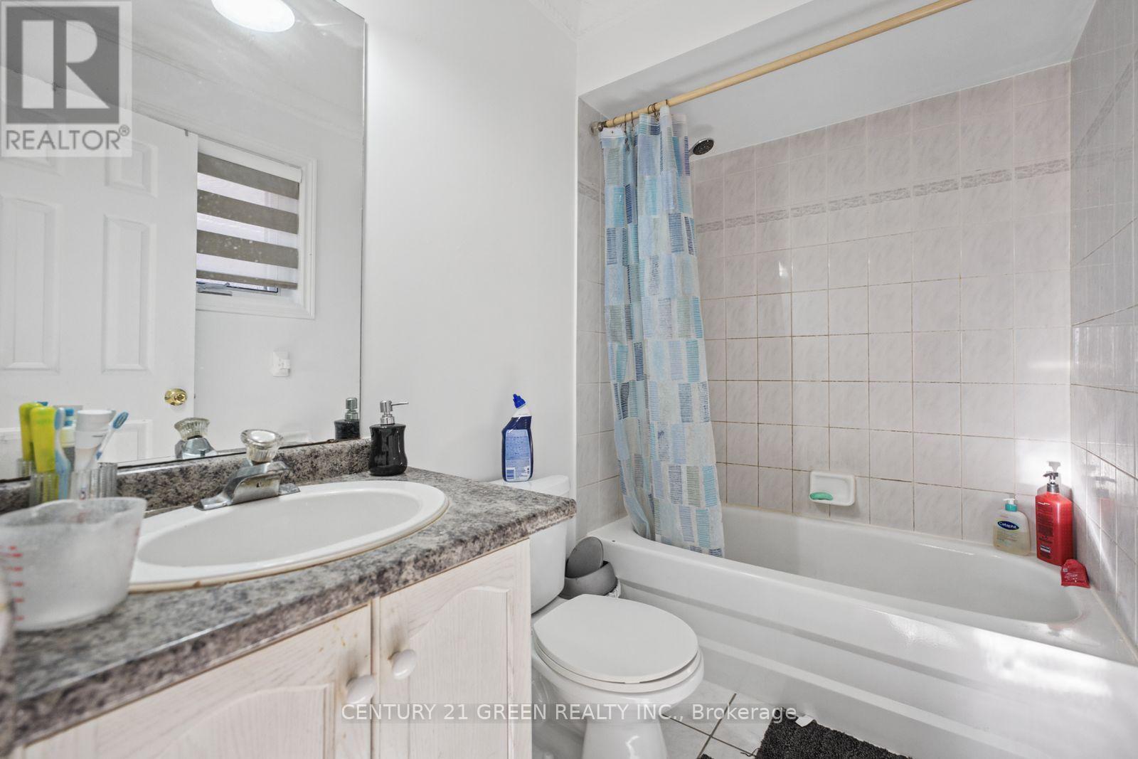 215 KINGKNOLL DRIVE - 32