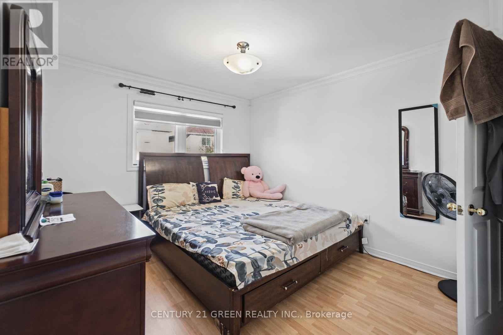 215 KINGKNOLL DRIVE - 39