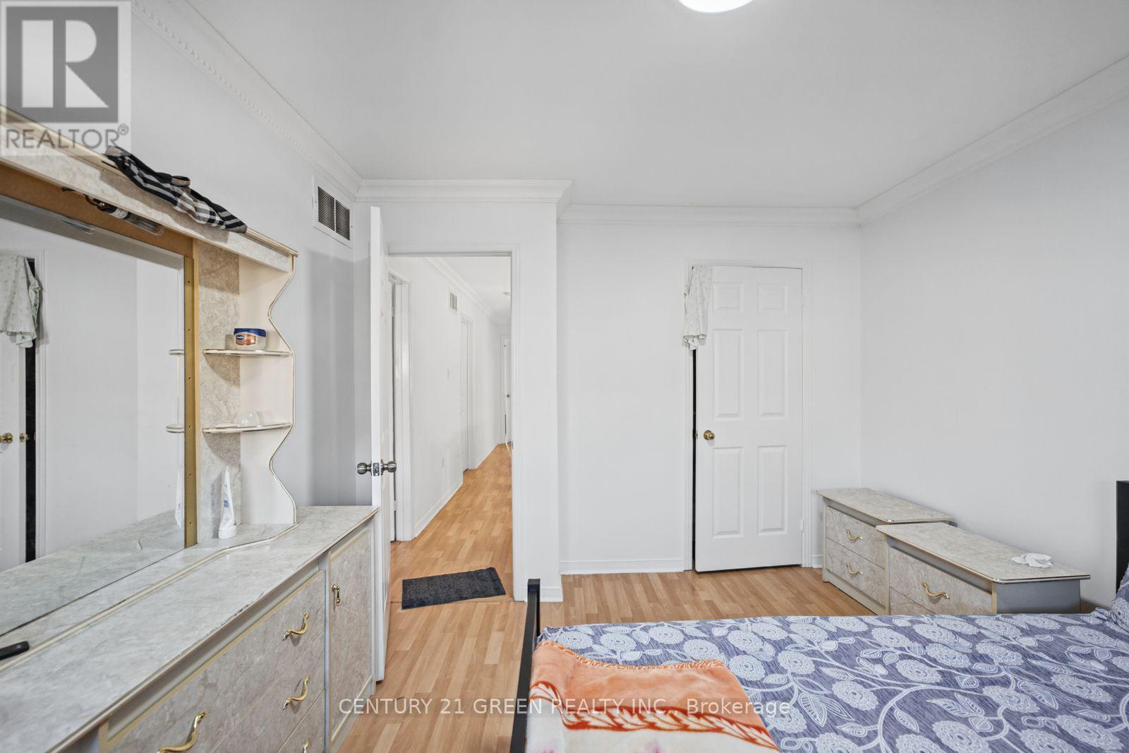 215 KINGKNOLL DRIVE - 43