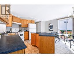 11 Senator Drive, photo 6