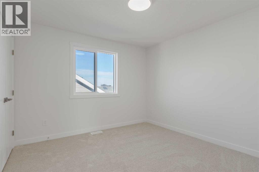 813 Hampshire Crescent NE, photo 16 of 31