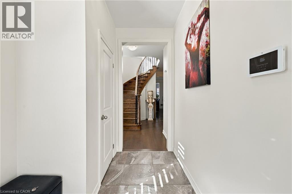 97 NARBONNE Crescent, Stoney Creek — photo 8