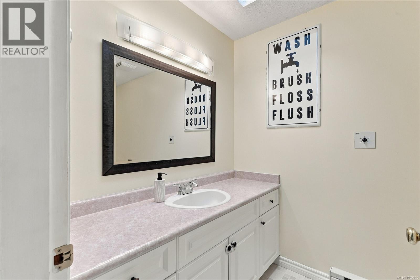 5977 Broadway Rd, Nanaimo - Image 1