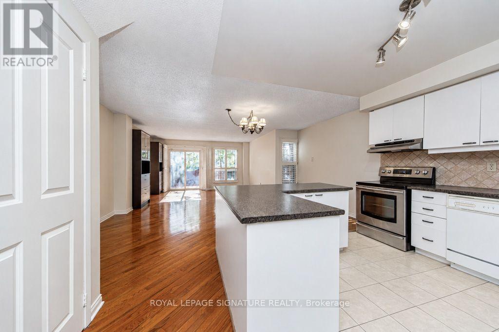 45 AUGUSTA COURT, Markham (Royal Orchard) — photo 4