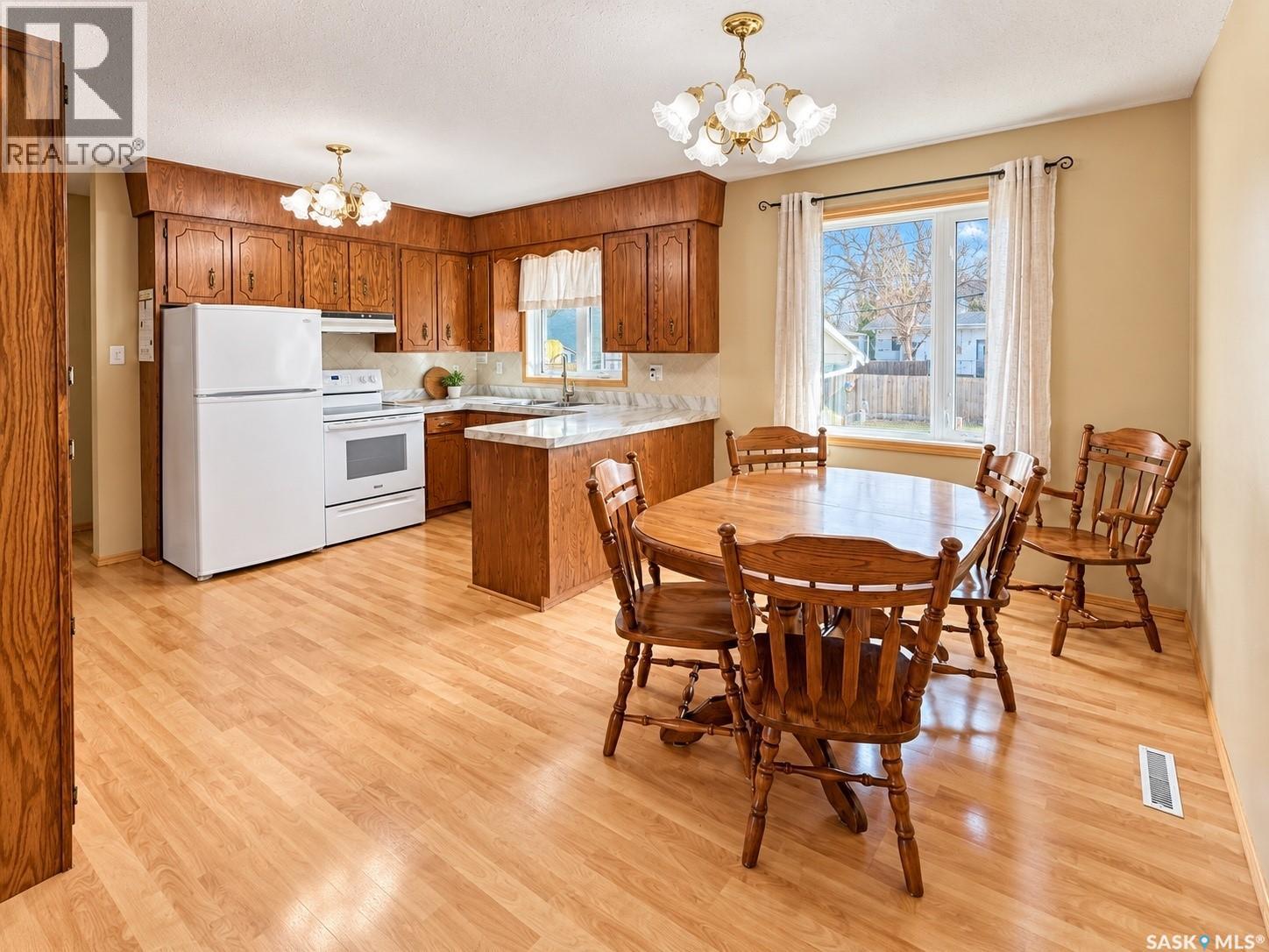 511 Central AVENUE S, Swift Current — photo 2