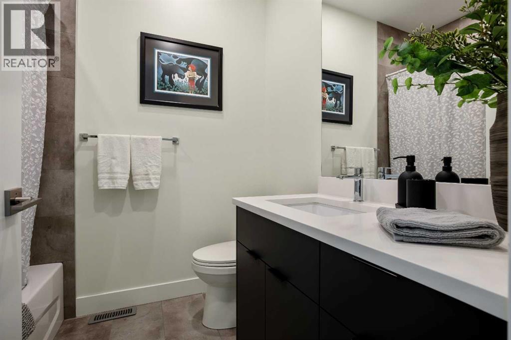 228 33 Avenue NE photo 31