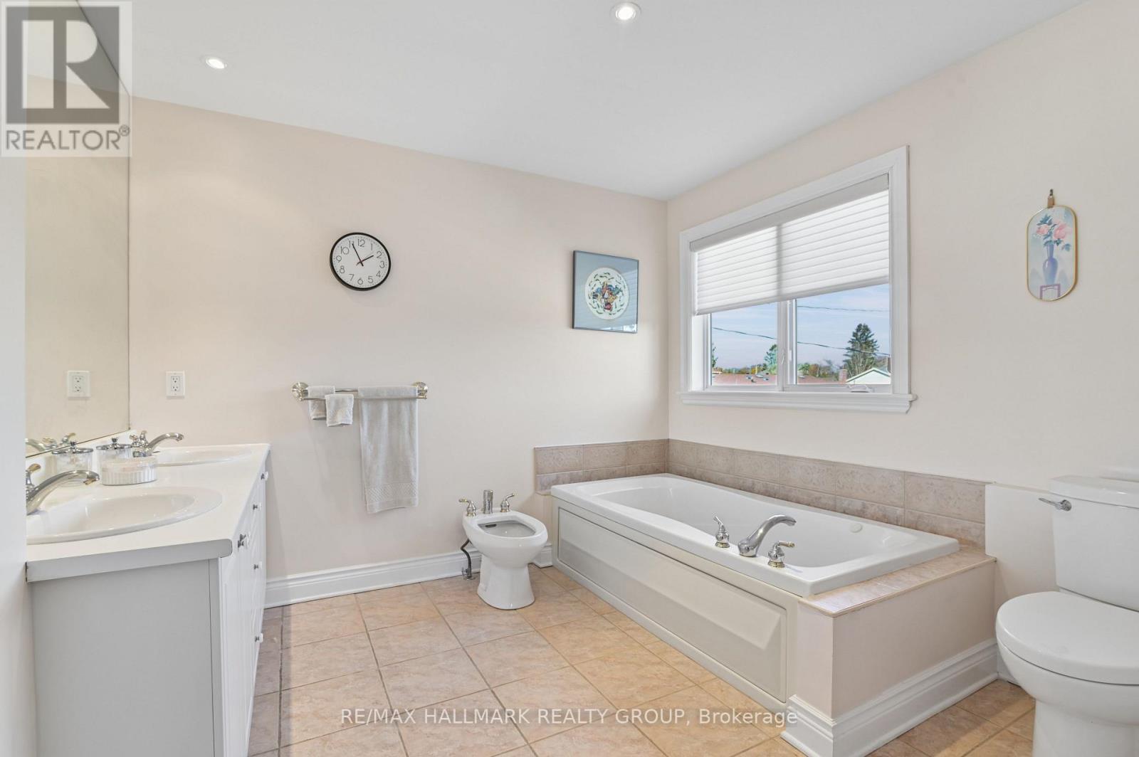 2nd floor - Ensuite Bathroom (6-piece)