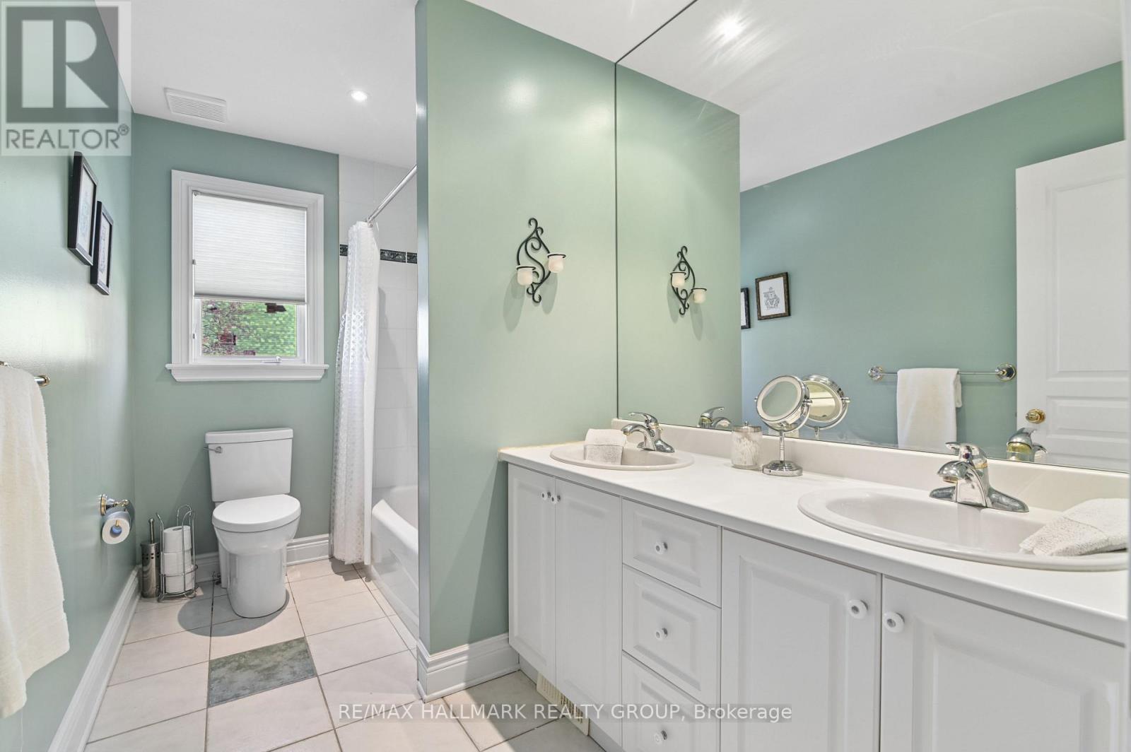 2nd floor - Main Bathroom (5-piece)