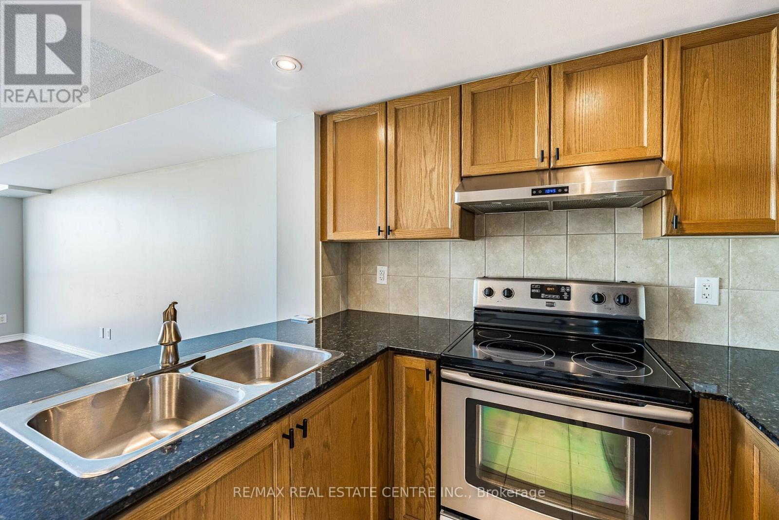 901- 9 George Street North, Brampton, ON photo 14