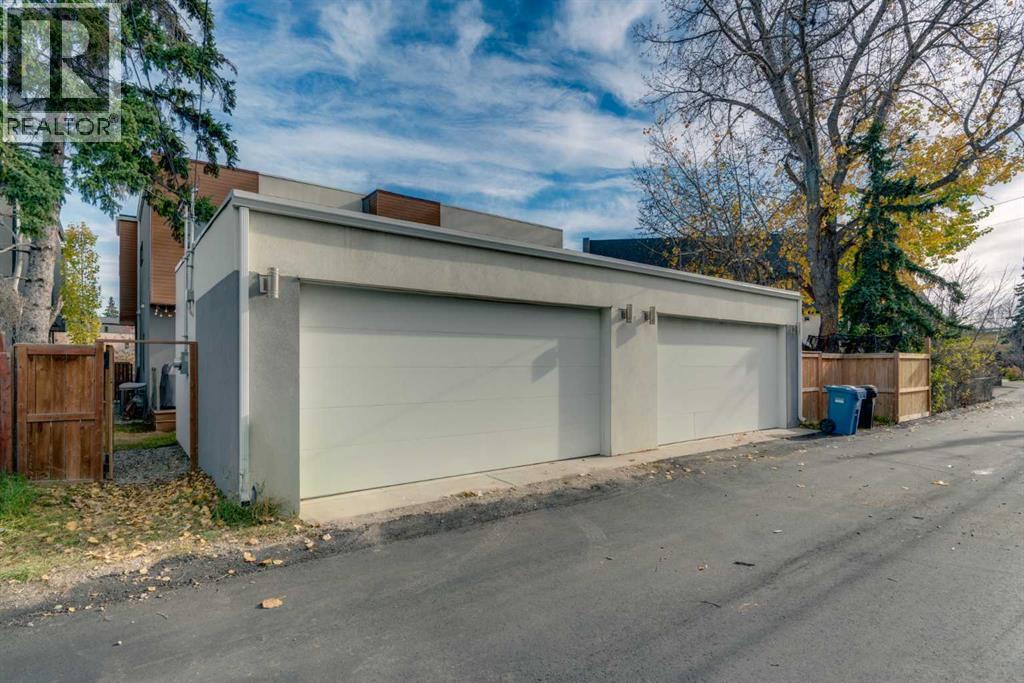 2327B Osborne Crescent SW photo 38