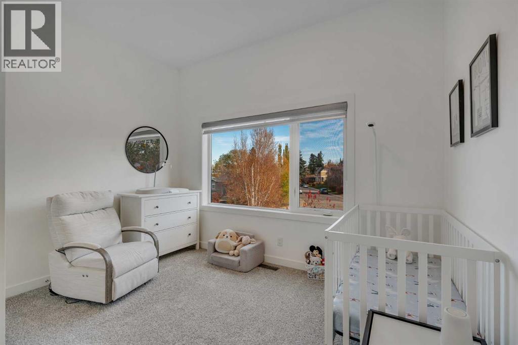 2327B Osborne Crescent SW photo 21