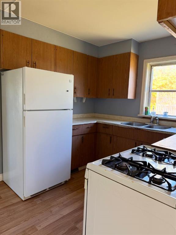 3830 46 Street, photo 8 of 37