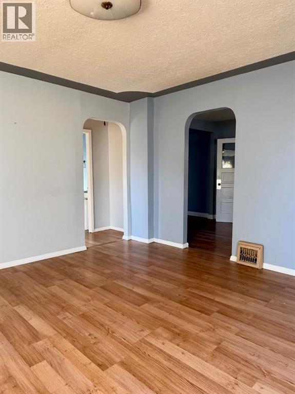 3830 46 Street, photo 10 of 37