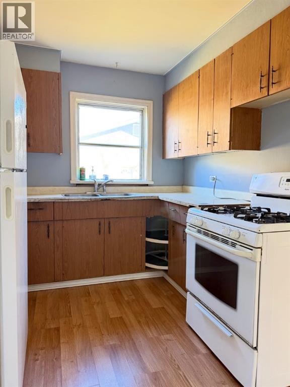 3830 46 Street, photo 9 of 37