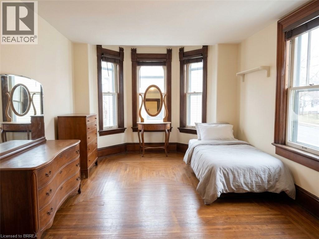 33 GRAND RIVER Street S - 11