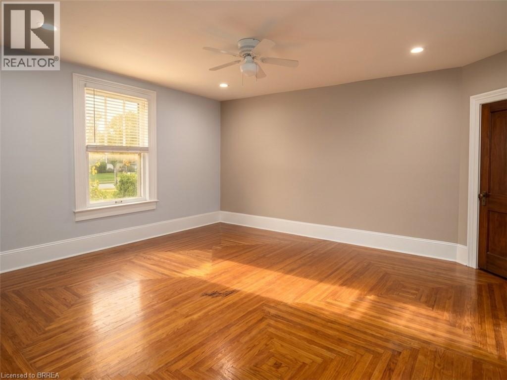 33 GRAND RIVER Street S - 16
