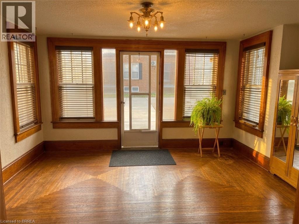 33 GRAND RIVER Street S - 8