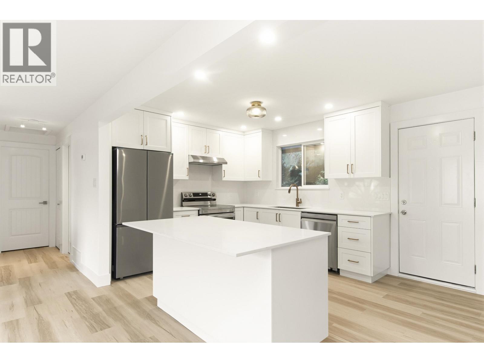 2258 SKYLINE photo 3