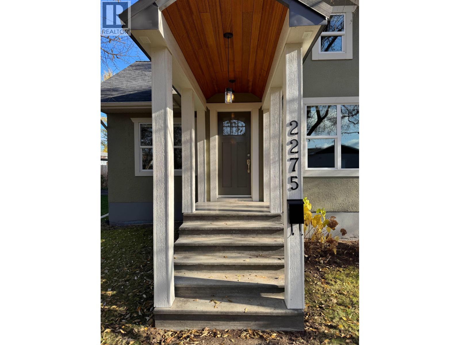 2275 LAURIER CRESCENT — photograph 3