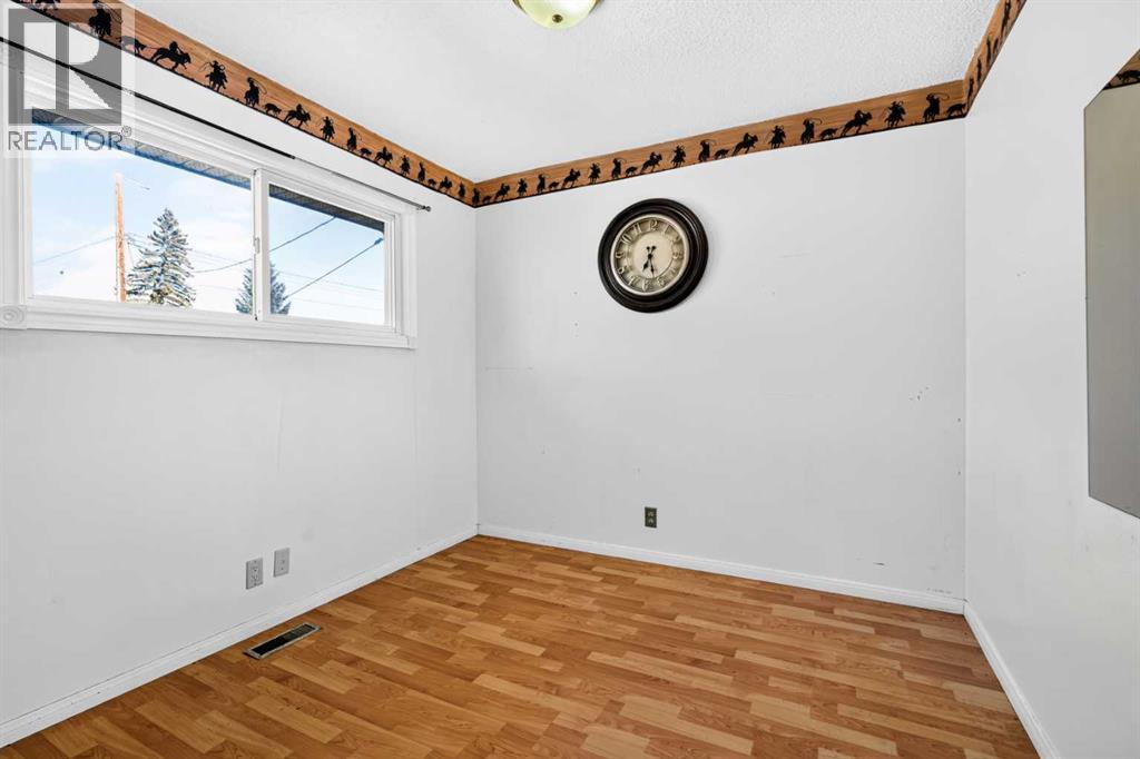 53 Queen Isabella Close SE photo 42