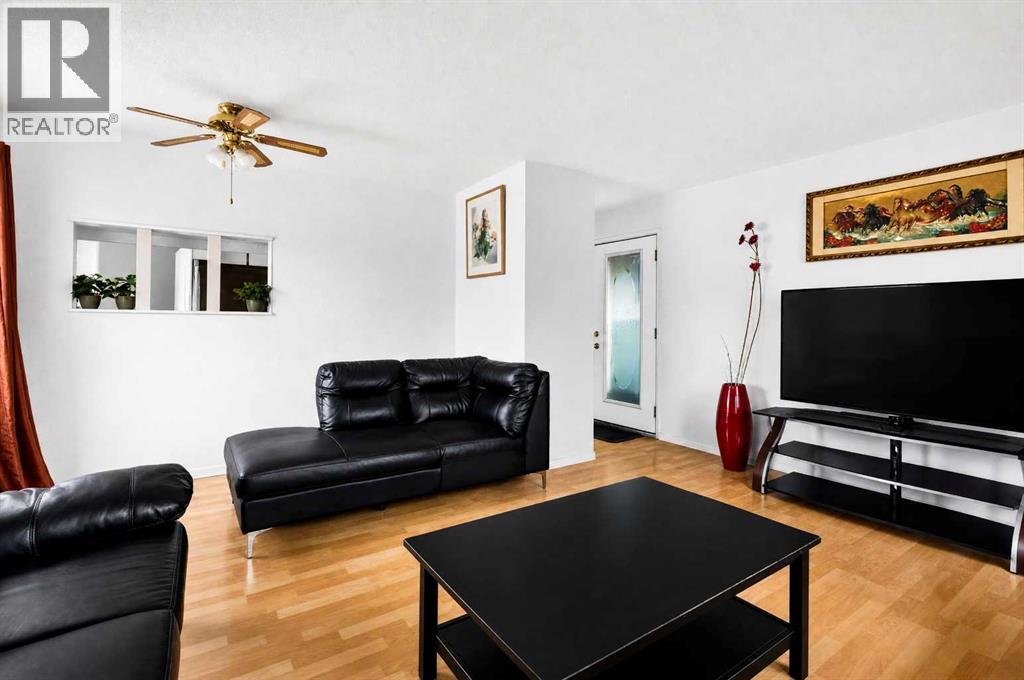 53 Queen Isabella Close SE photo 10
