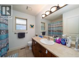 Kitchen - 220 Terrace Hill Place, Kelowna, BC V1V2T1 Photo 19