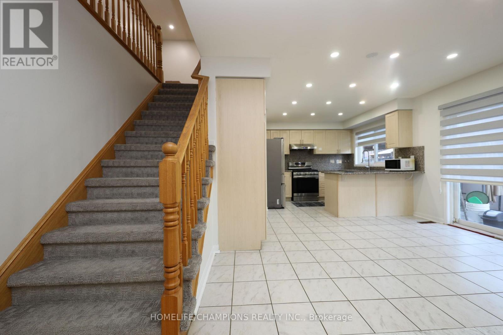 38 Bobolink Avenue, Toronto, ON photo 8