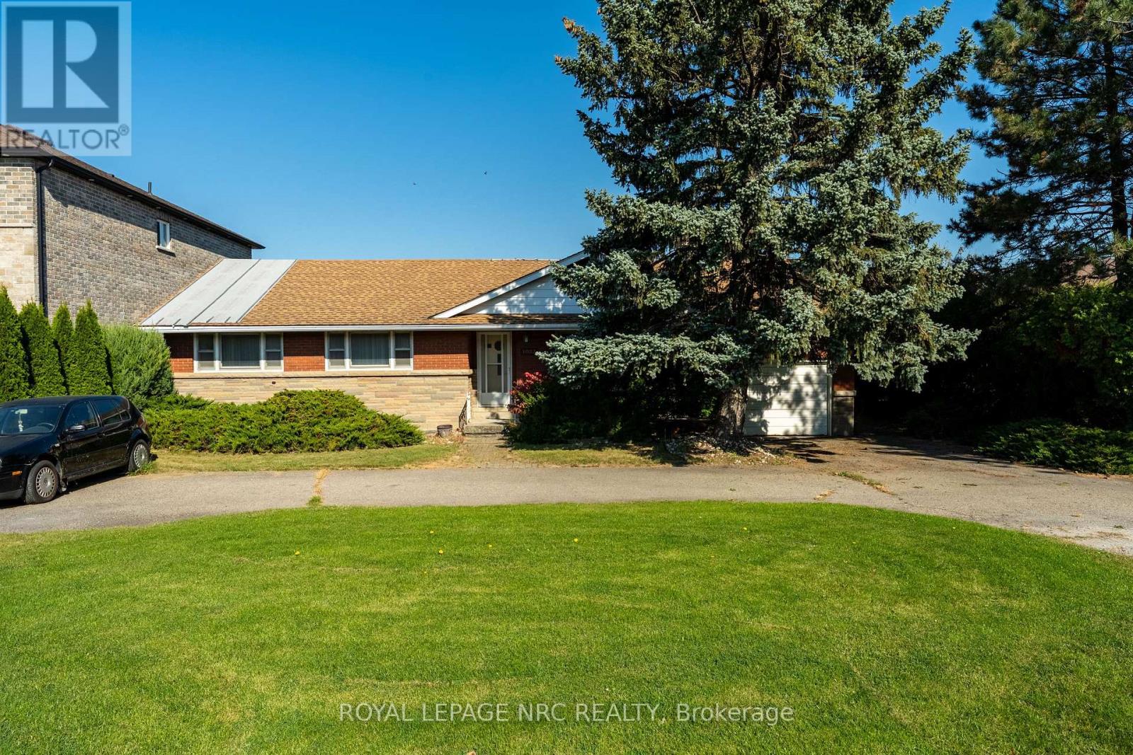 1023 North Service Road, Hamilton, ON photo 1