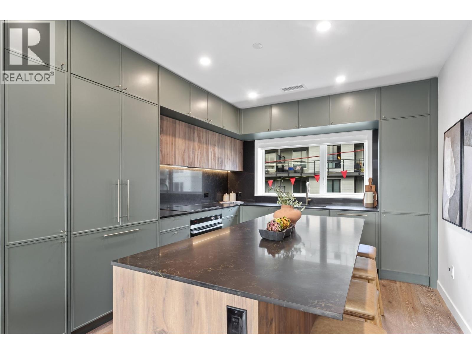 235 602 East 2ND Street, North Vancouver