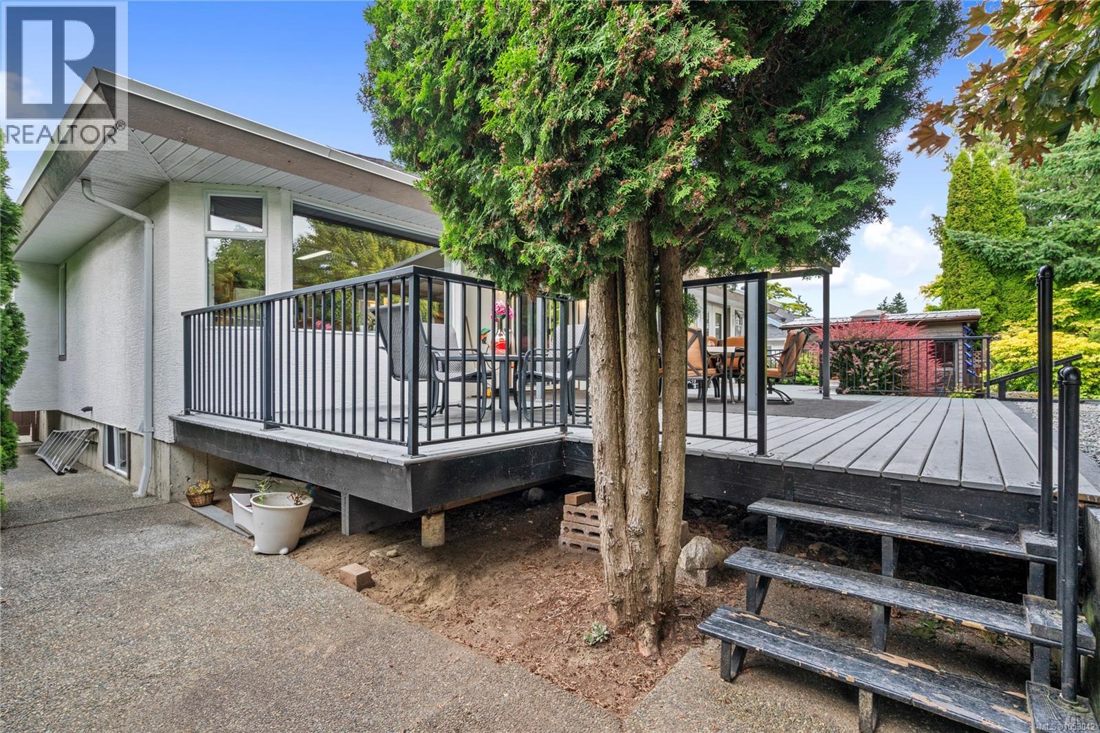 1072 Roberton Blvd, Parksville - Image 1