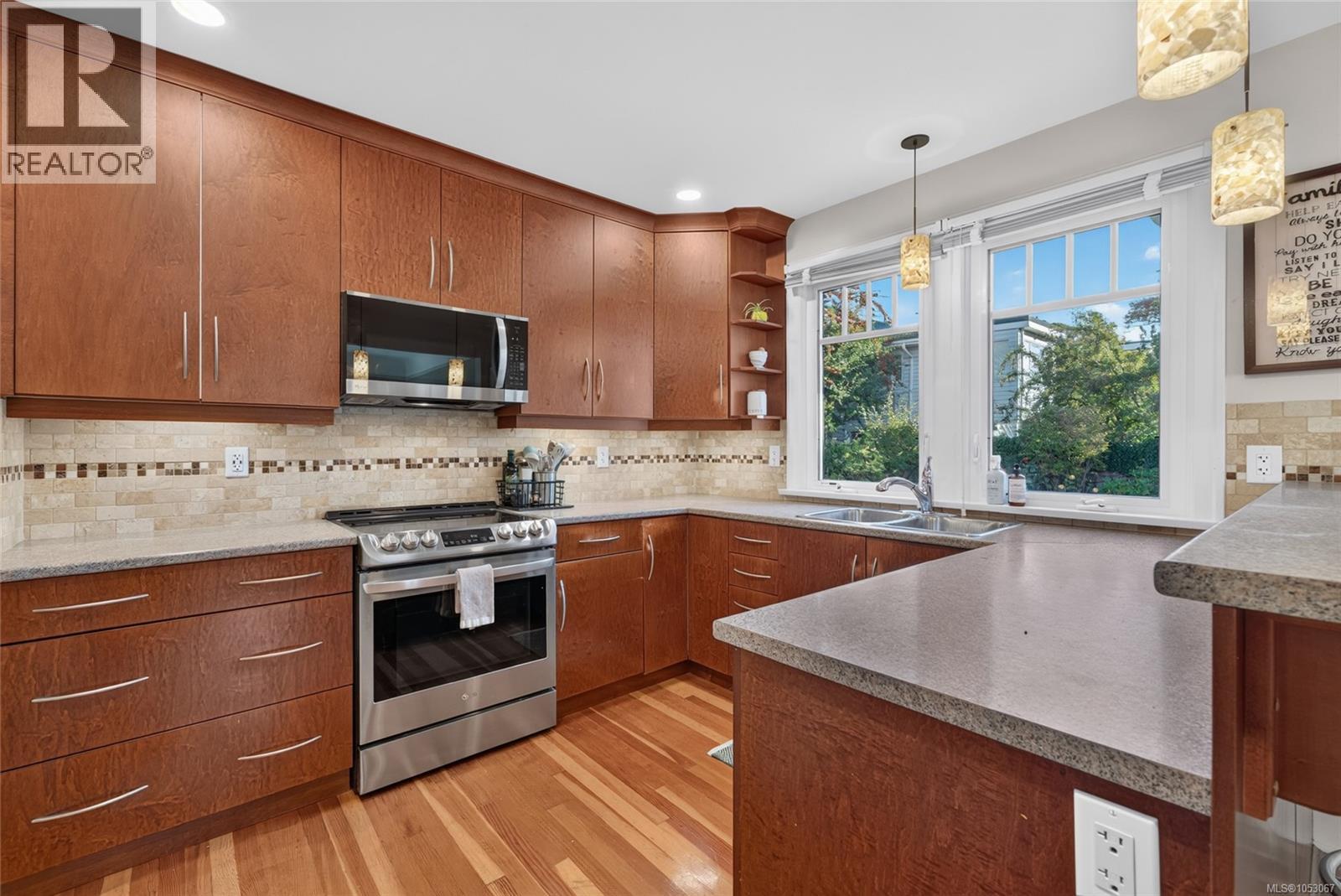  3015 Dean Avenue, Saanich