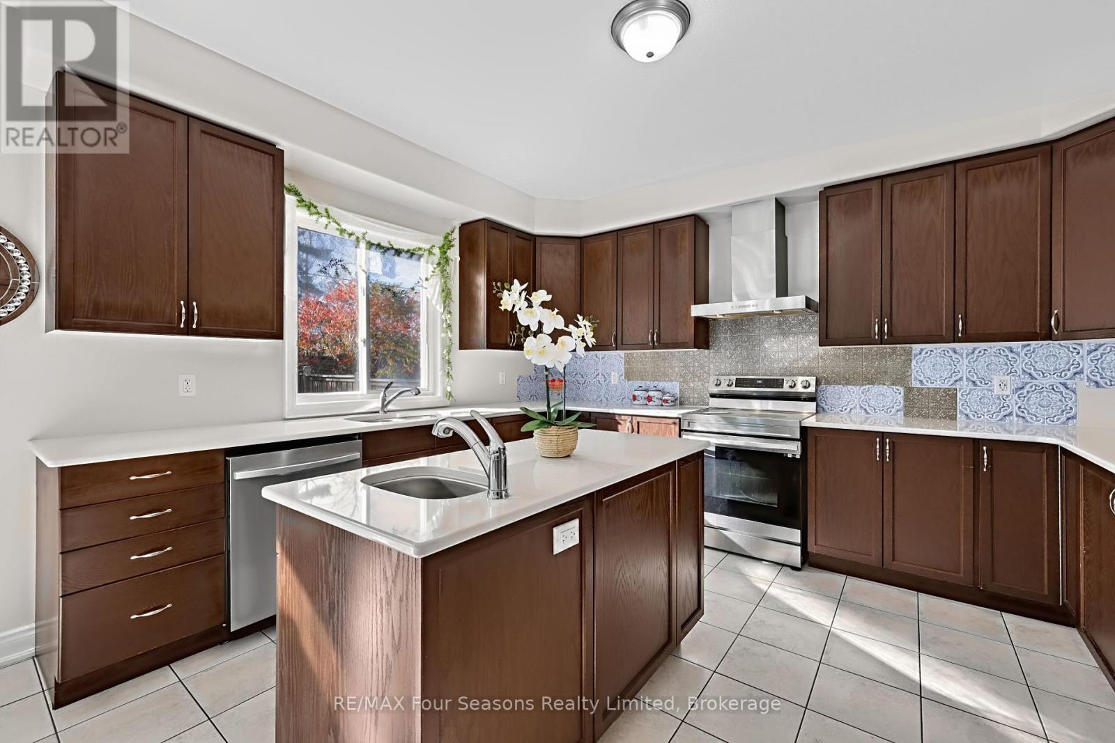 71 Lockerbie Crescent, Collingwood photo 4