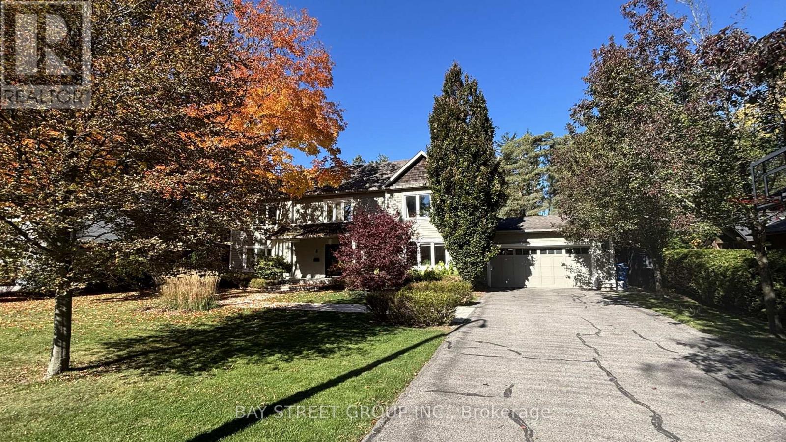8 Dodie Street, Aurora, ON photo 1