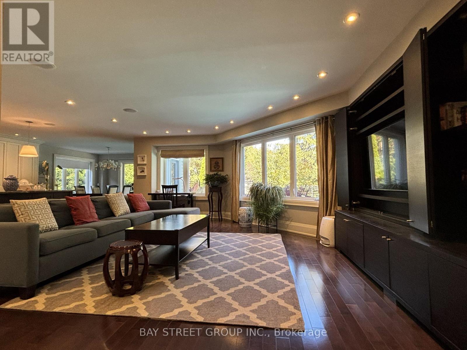 8 Dodie Street, Aurora, ON photo 7